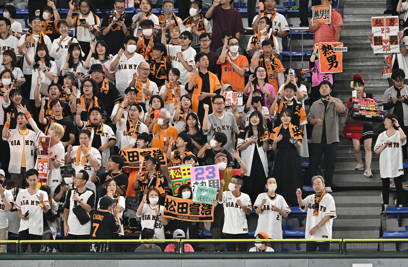 巨人対ヤクルト　巨人松田の応援グッズを手にするファン（撮影・滝沢徹郎）