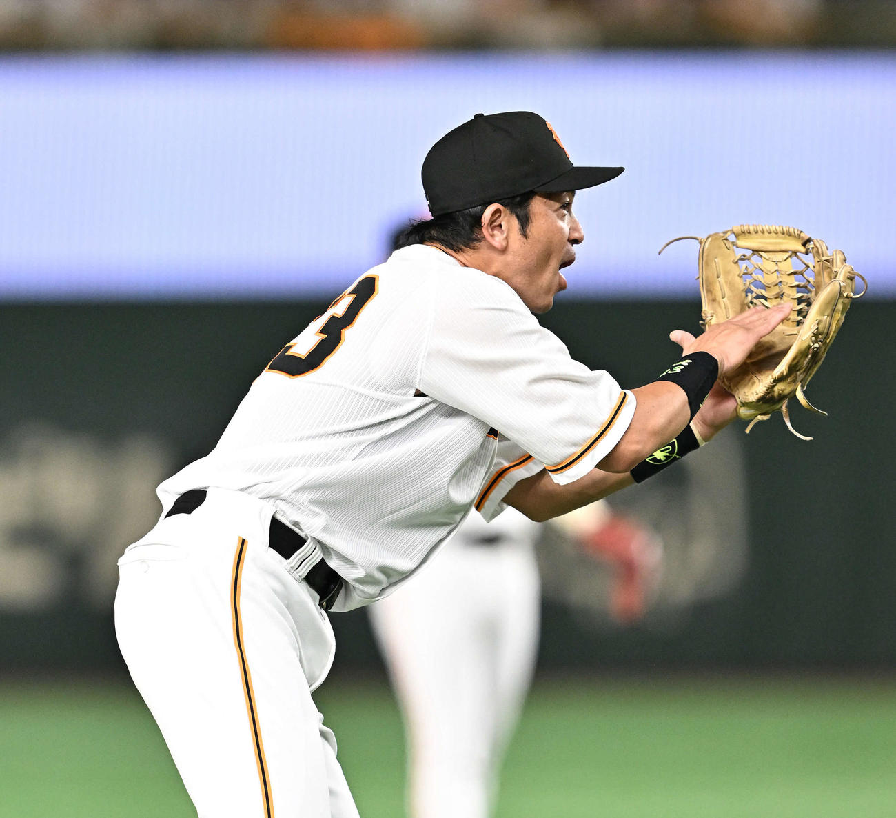 巨人ヤクルト　ナインに声をかける巨人三塁手松田（撮影・滝沢徹郎）