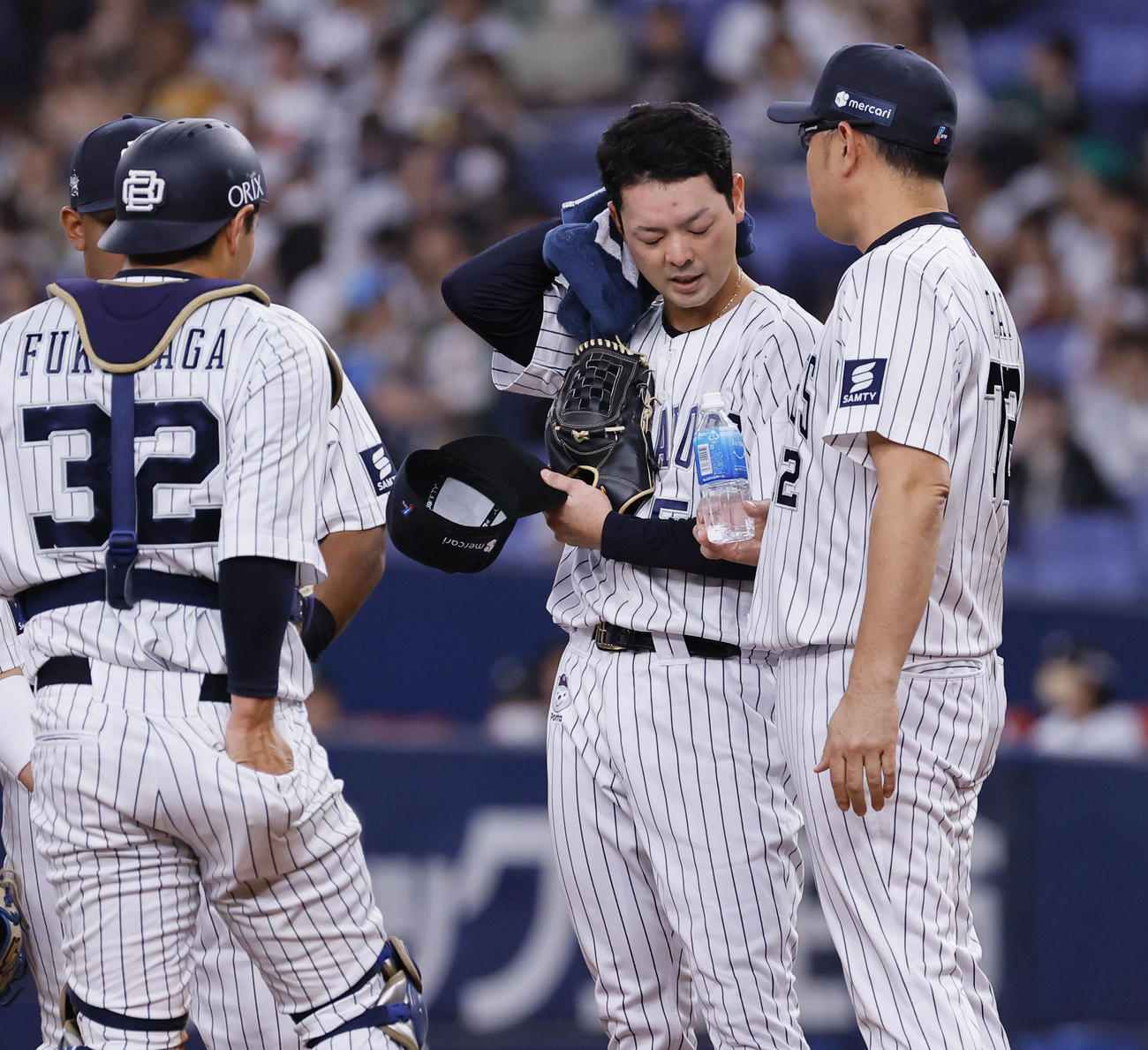 オリックス対楽天　2回表楽天1死満塁、マウンドで汗をぬぐうオリックス黒木（中央）（撮影・藤尾明華）