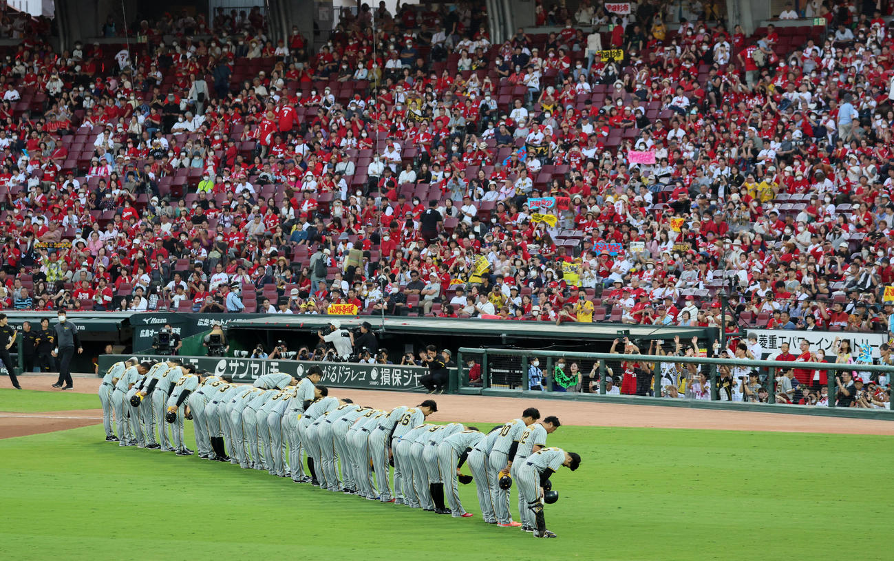 広島対阪神　今季マツダスタジアムでの最終戦を終えあいさつする阪神ナイン（撮影・加藤哉）