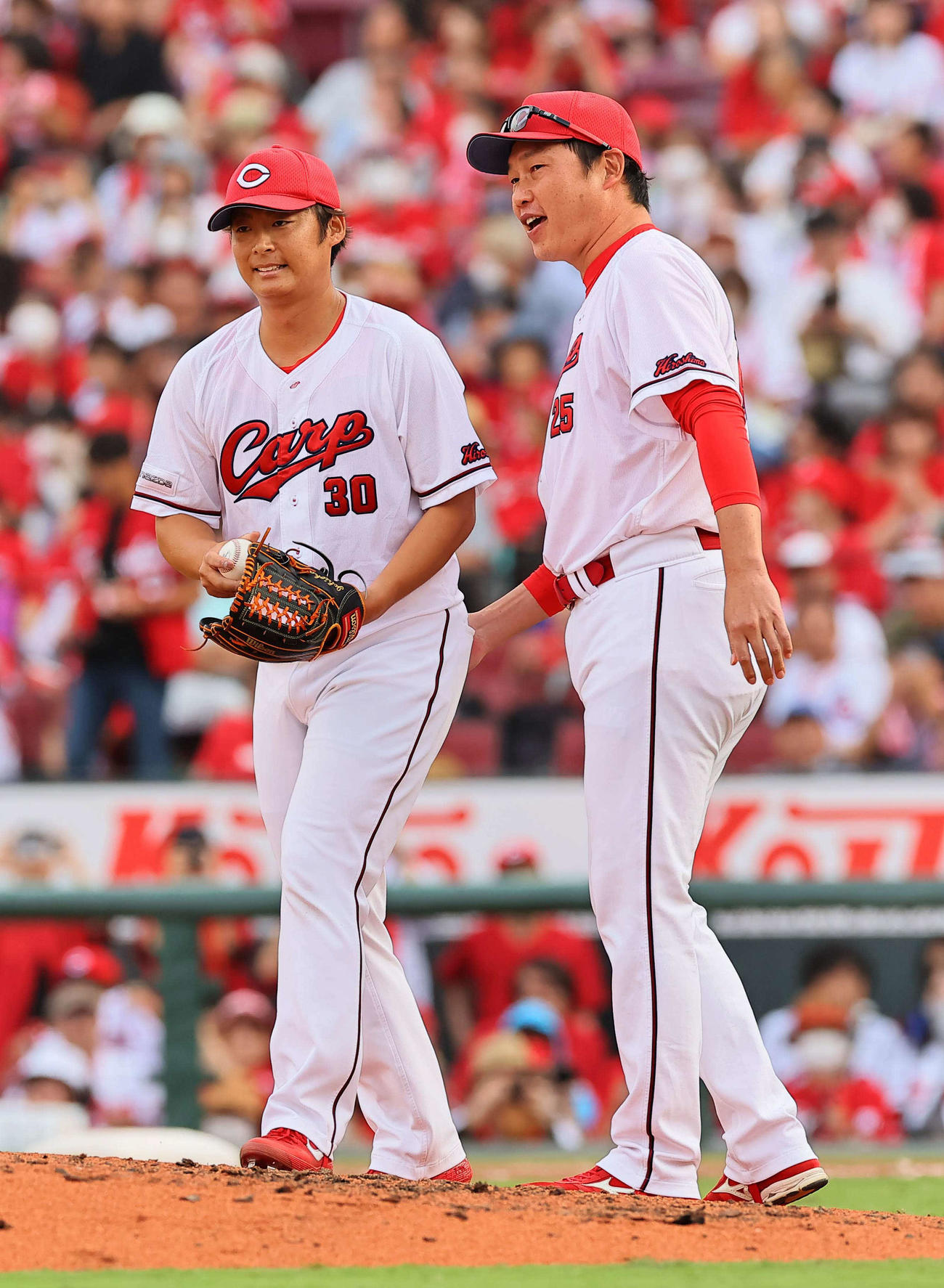 広島対阪神　新井監督（右）とマウンドに上がる一岡（撮影・上田博志）