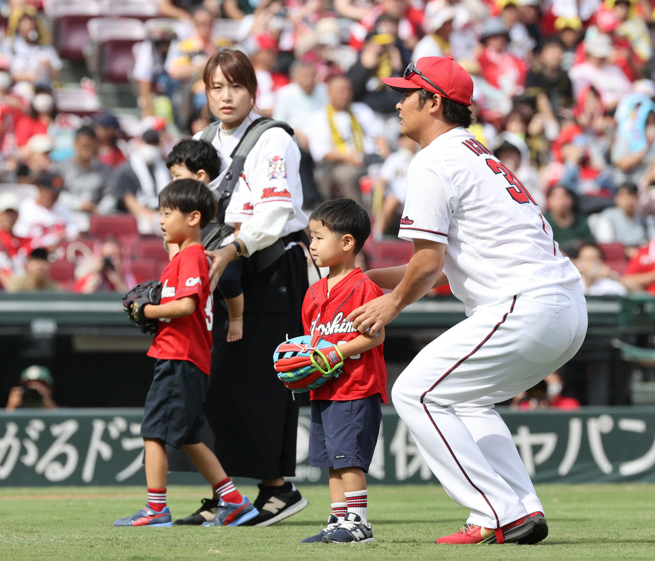 広島対阪神　始球式に登場した左から一岡竜司投手の長男大凱くん、三男伊織くん、妻の紀美子さん、次男の凌生くん、一岡竜司（撮影・加藤孝規）