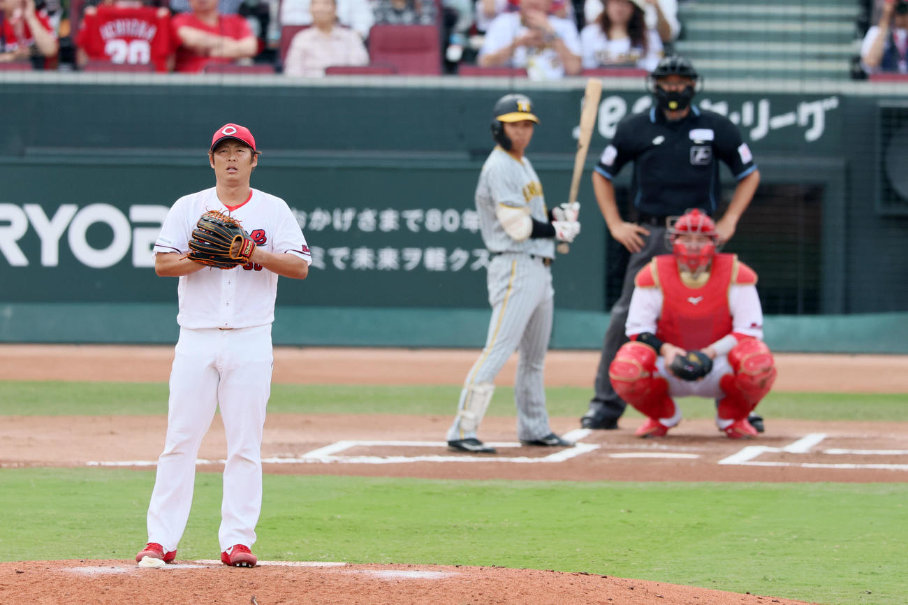 広島対阪神　6回表阪神無死、代打島田と対戦する一岡はセンター方向を向いて呼吸を整える（撮影・加藤哉）