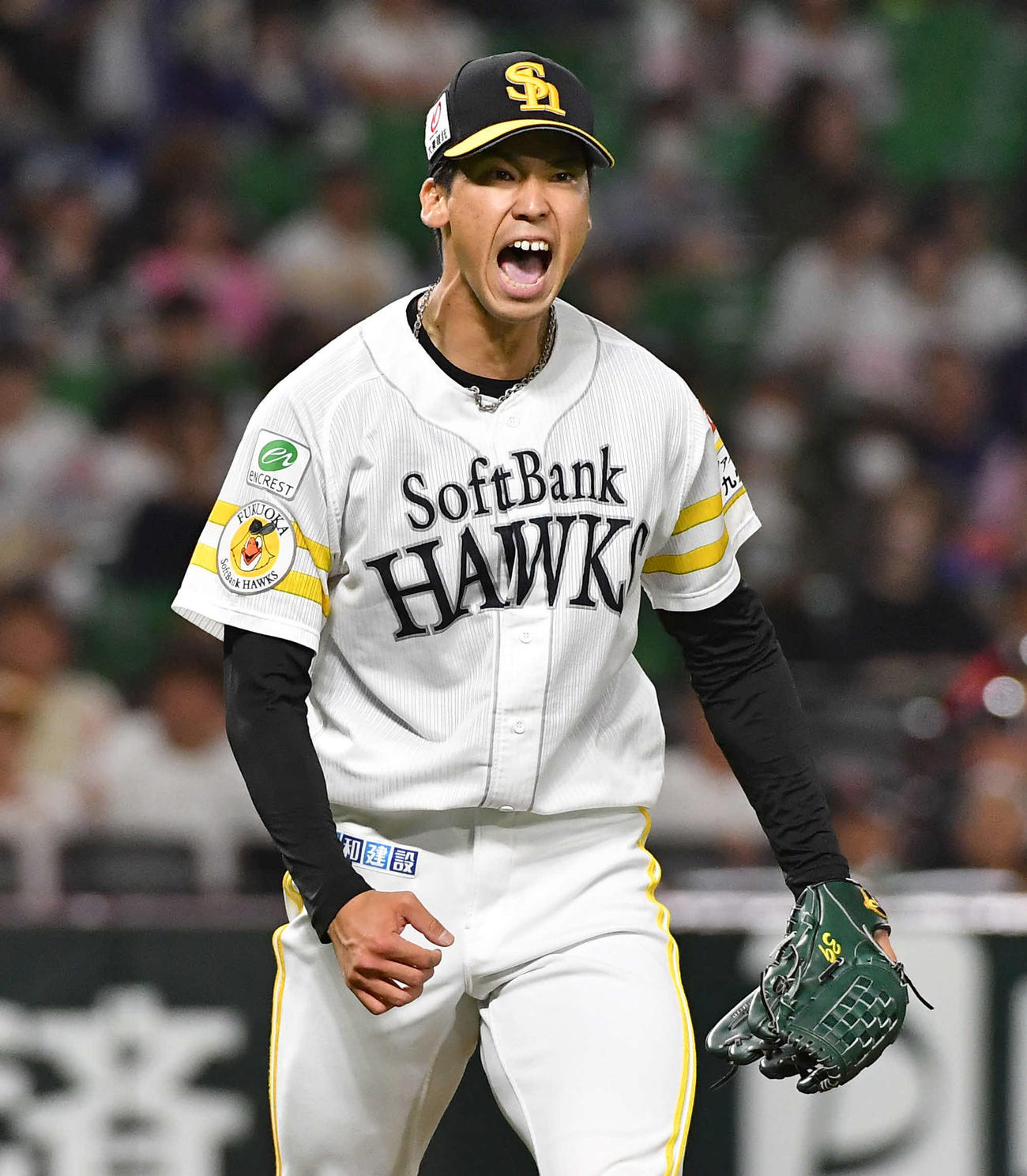 ソフトバンク対中日　8回表中日1死、木下を空振り三振に抑え、雄たけびを上げる尾形（2023年5月31日撮影）