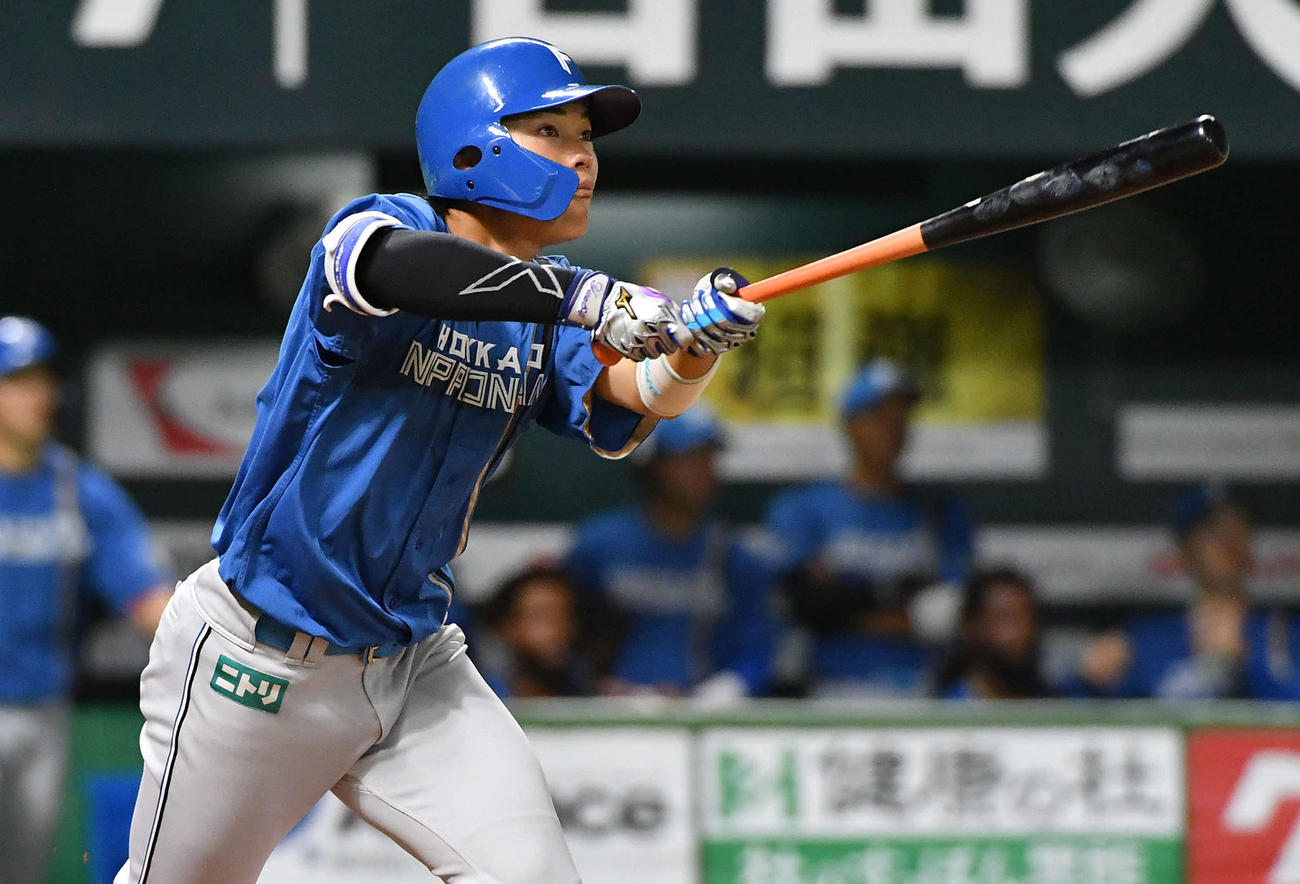 ソフトバンク対日本ハム　3回表日本ハム無死一、三塁、田宮は逆転の右越え3点本塁打を放つ（撮影・岩下翔太）