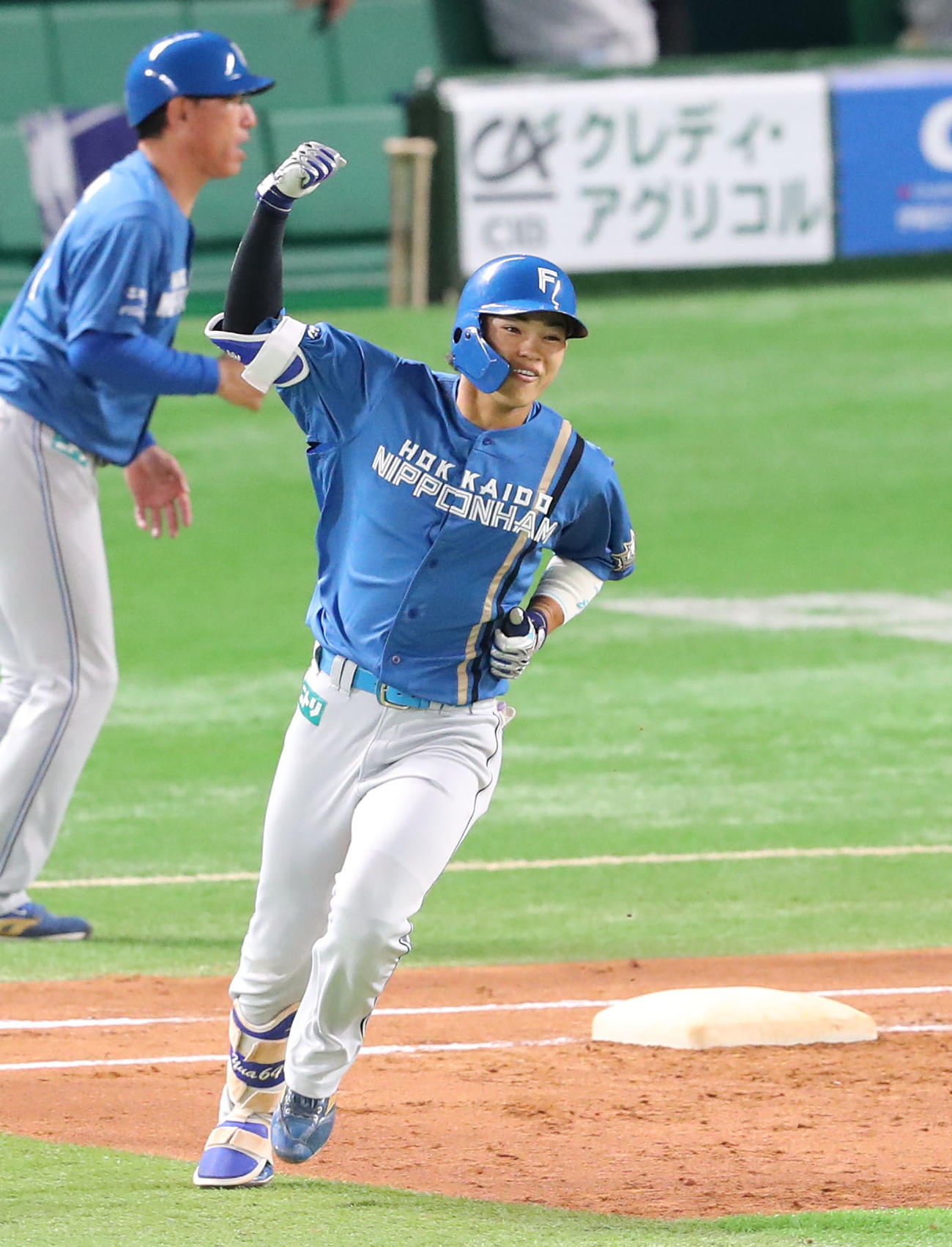ソフトバンク対日本ハム　3回表日本ハム無死一、三塁、田宮は右越えに逆転となる3点本塁打を放ちガッツポーズ（撮影・梅根麻紀）