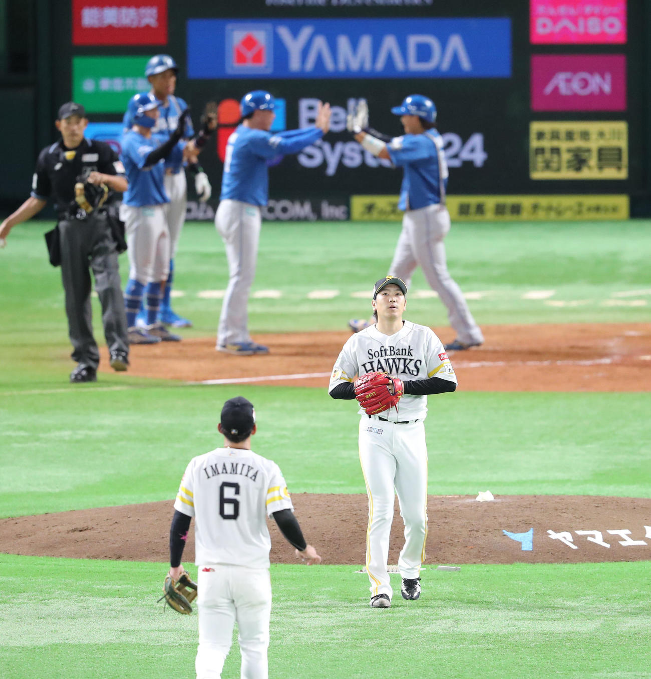 ソフトバンク対日本ハム　3回表日本ハム無死一、三塁、田宮に右越え逆転3点本塁打を浴びた石川（撮影・梅根麻紀）