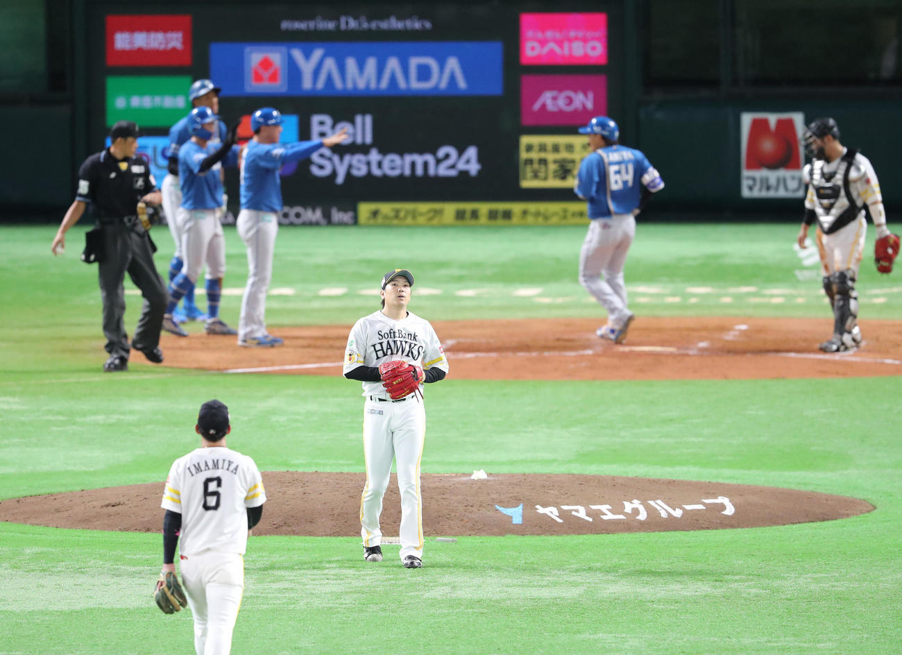 ソフトバンク対日本ハム　3回表日本ハム無死一、三塁、田宮に右越え逆転3点本塁打を浴びた石川（撮影・梅根麻紀）