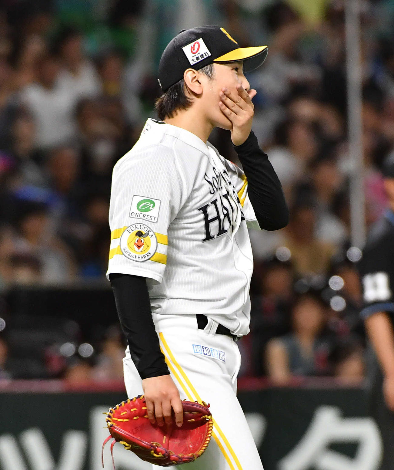 ソフトバンク対日本ハム　3回表日本ハム無死一、三塁、田宮に逆転の右越え3点本塁打を打たれ、口をおおう石川（撮影・岩下翔太）