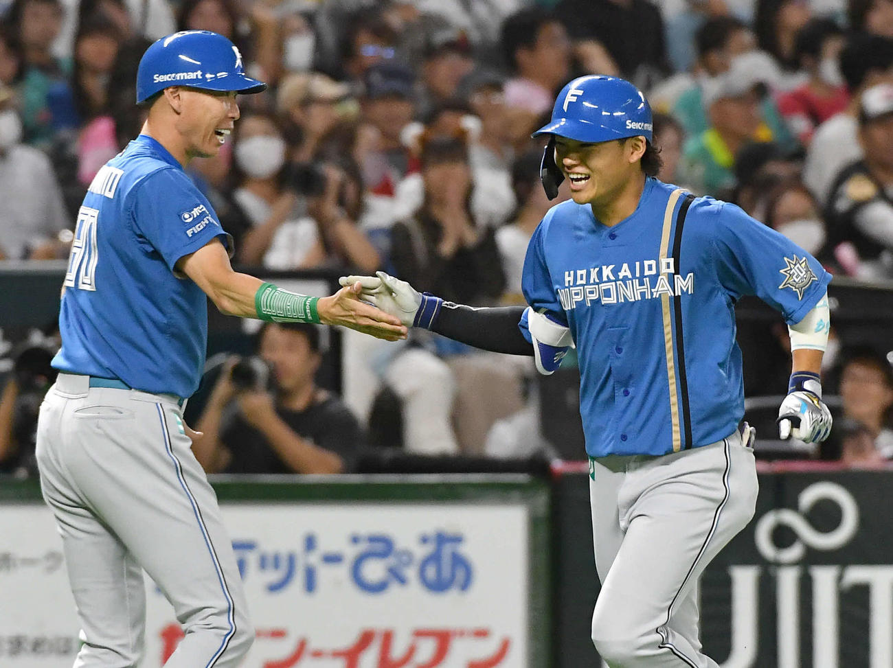 ソフトバンク対日本ハム　3回表日本ハム無死一、三塁、逆転の右越え3点本塁打を放ち、森本コーチ（左）と笑顔でタッチを交わす田宮（撮影・岩下翔太）