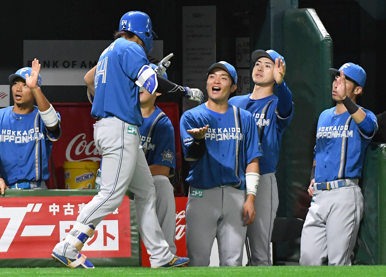 ソフトバンク対日本ハム　3回表日本ハム無死一、三塁、逆転の右越え3点本塁打を放った田宮（左から2人目）を迎える、右から江越、上沢、郡司（撮影・岩下翔太）