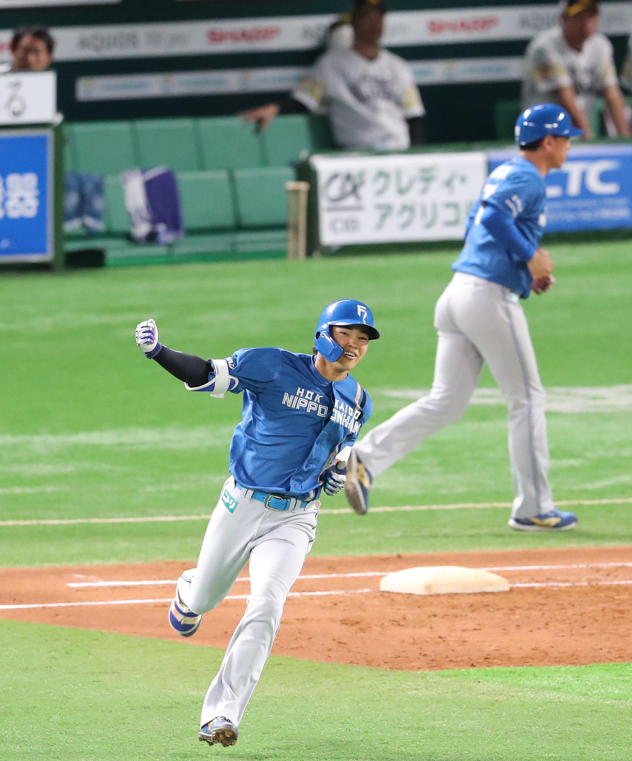 ソフトバンク対日本ハム　3回表日本ハム無死一、三塁、田宮は右越えに逆転となる3点本塁打を放ちガッツポーズ（撮影・梅根麻紀）