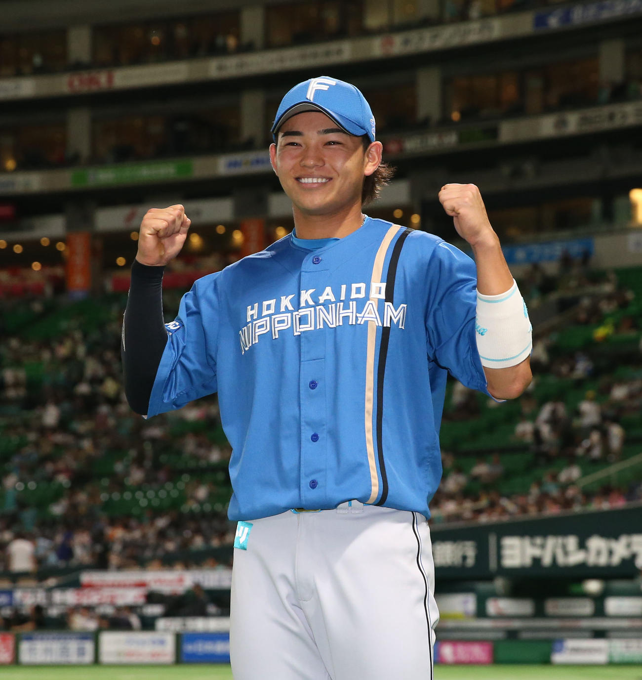 ソフトバンク対日本ハム　ヒーローになった田宮はガッツポーズで記念撮影に収まる（撮影・冨田成美）