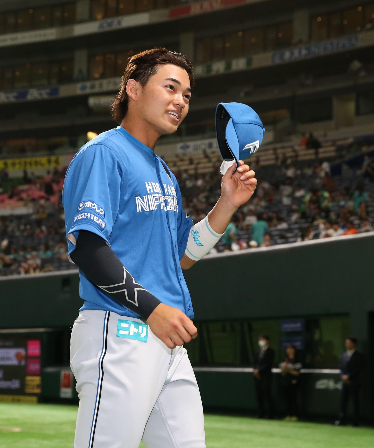 ソフトバンク対日本ハム　ヒーローになった田宮はファンにあいさつする（撮影・冨田成美）