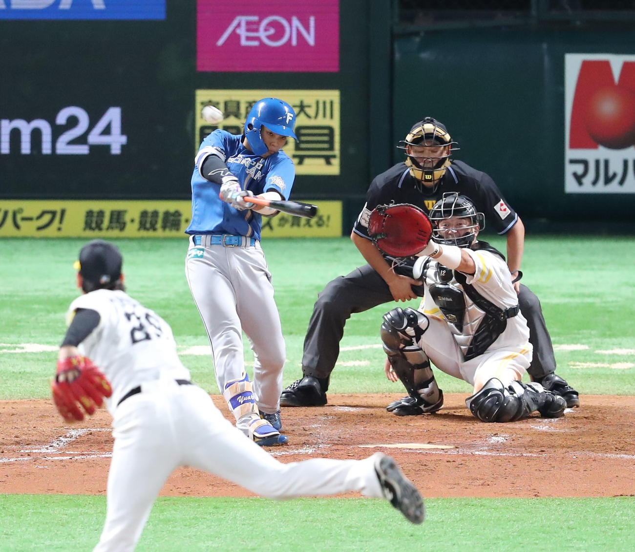 ソフトバンク対日本ハム　3回表日本ハム無死一、三塁、田宮は右越え逆転3点本塁打を放つ（撮影・梅根麻紀）