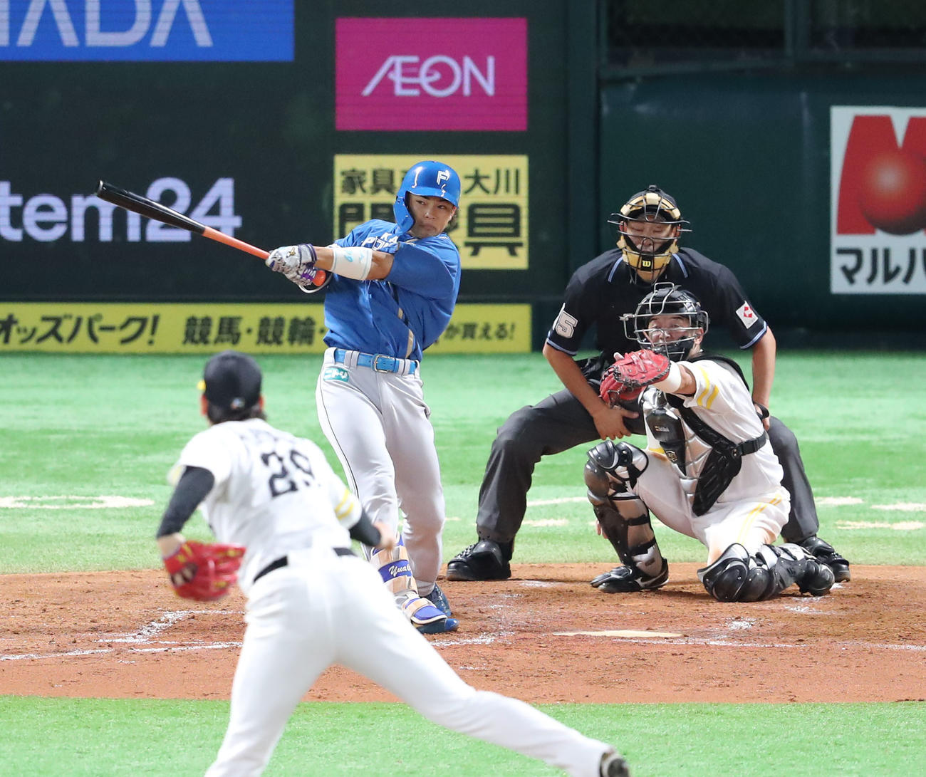 ソフトバンク対日本ハム　3回表日本ハム無死一、三塁、田宮は右越えに逆転となる3点本塁打を放つ（撮影・梅根麻紀）