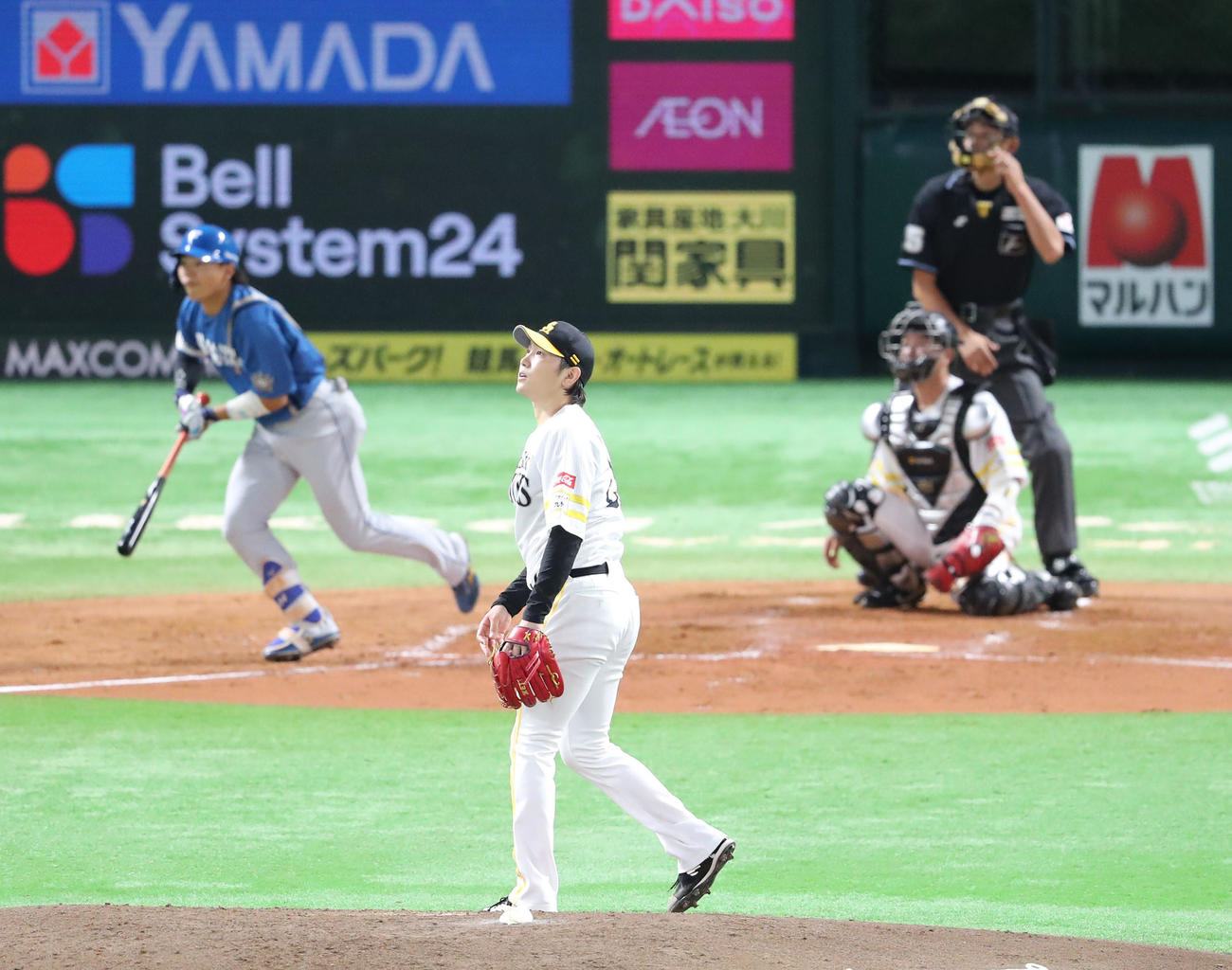 ソフトバンク対日本ハム　3回表日本ハム無死一、三塁、田宮に右越え逆転3点本塁打を浴びた石川（撮影・梅根麻紀）