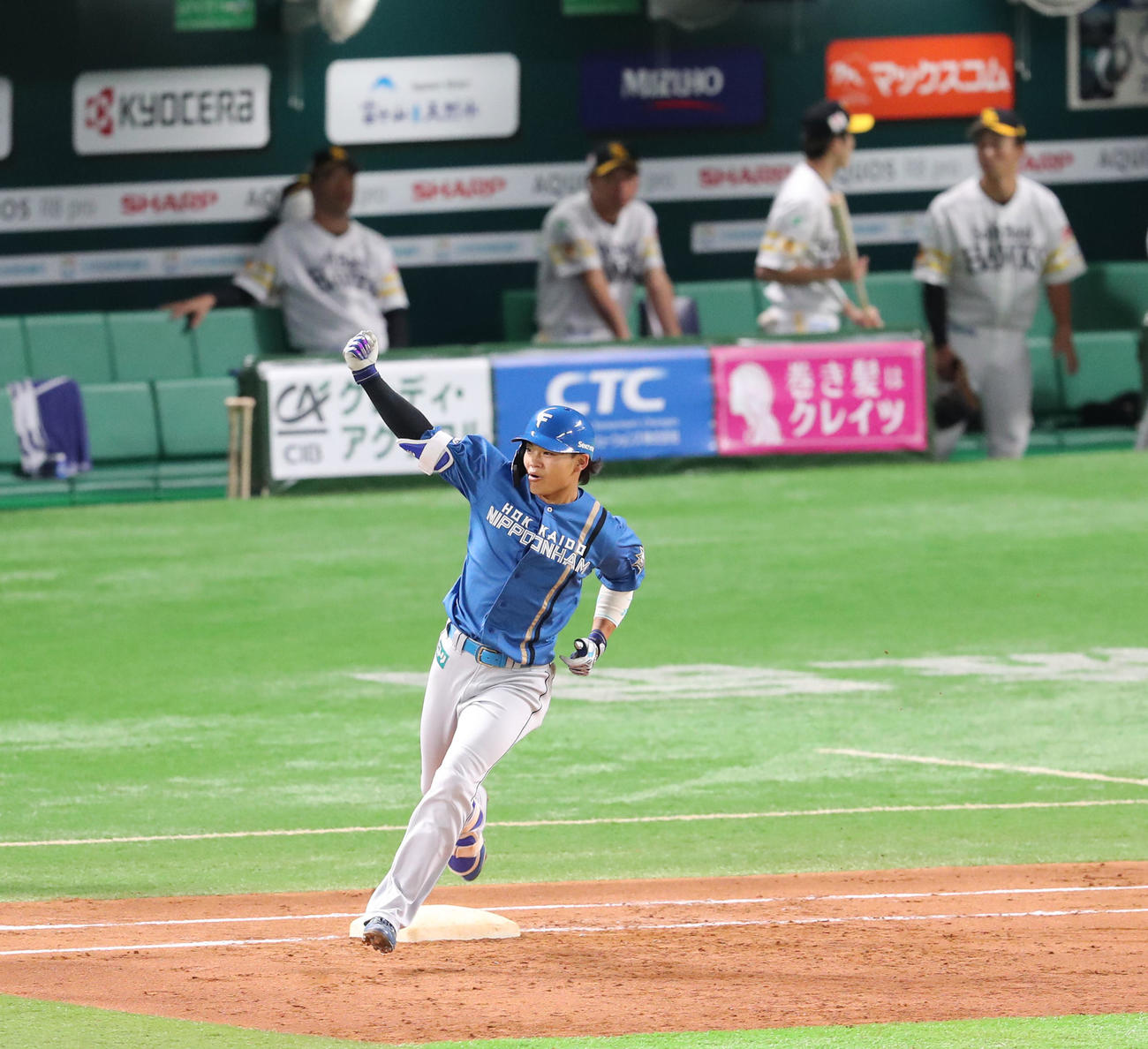 ソフトバンク対日本ハム　3回表日本ハム無死一、三塁、田宮は右越えに逆転となる3点本塁打を放ちガッツポーズ（撮影・梅根麻紀）