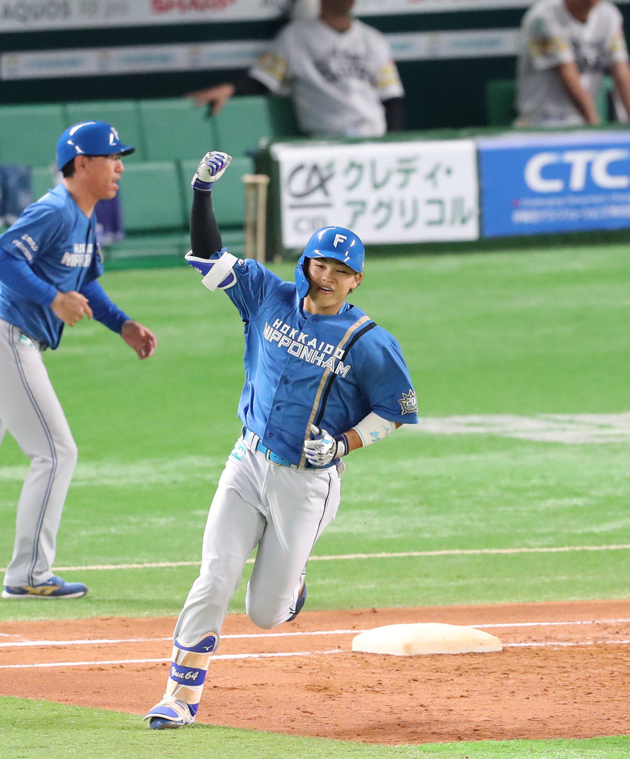 ソフトバンク対日本ハム　3回表日本ハム無死一、三塁、田宮は右越えに逆転となる3点本塁打を放ちガッツポーズ（撮影・梅根麻紀）