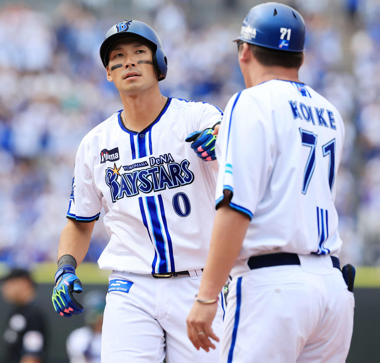 DeNA対中日　2回裏DeNA1死一、三塁、大田は左適時打を放ちグータッチ（撮影・浅見桂子）