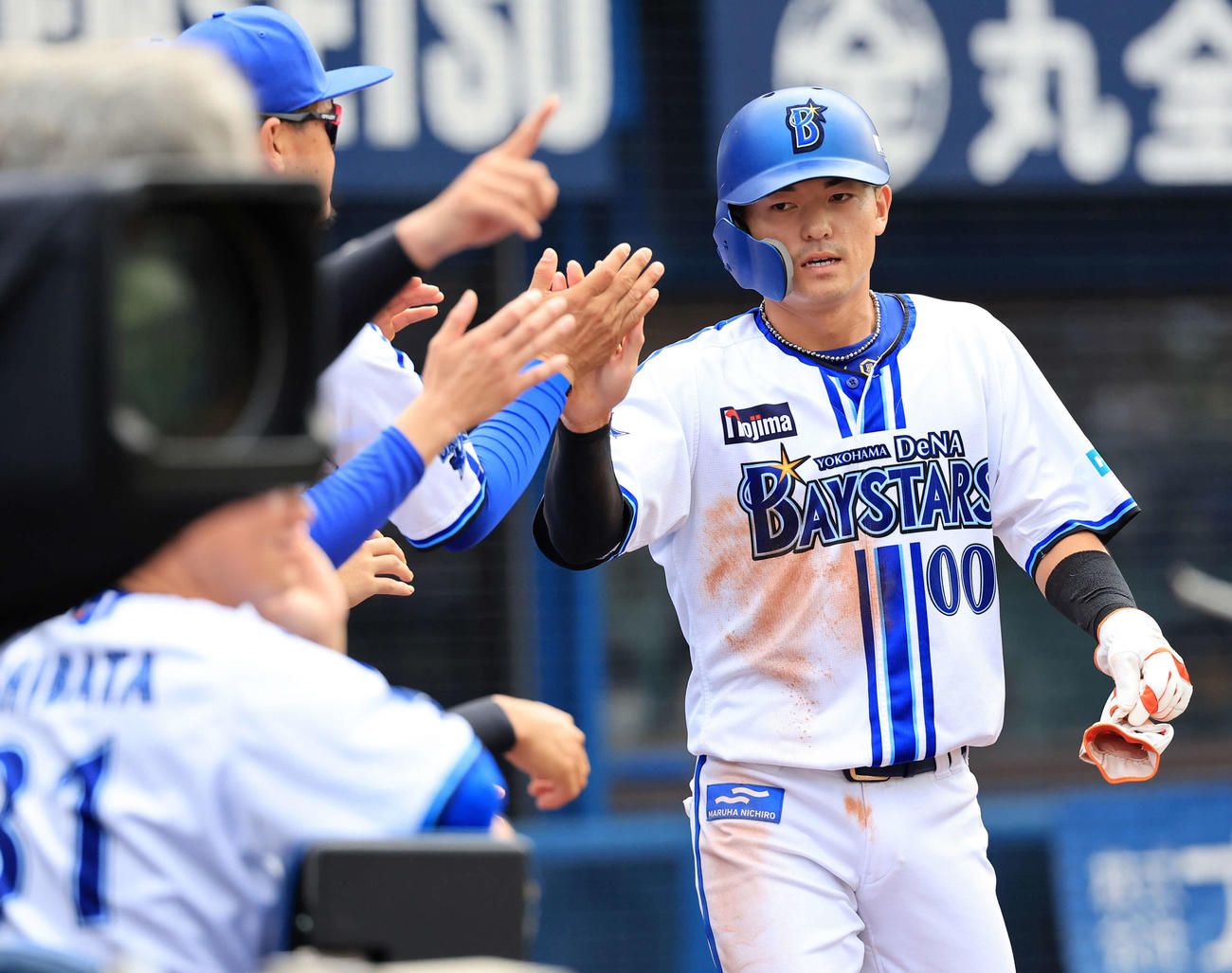 DeNA対中日　2回裏DeNA1死一、三塁、大田の左適時打で生還した林はナインとハイタッチ（撮影・浅見桂子）