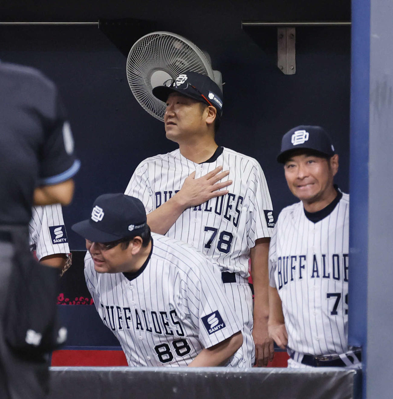 オリックス対楽天　6回裏オリックス2死満塁、森が三振に倒れ悔しげな中嶋監督（中央）ら（撮影・藤尾明華）