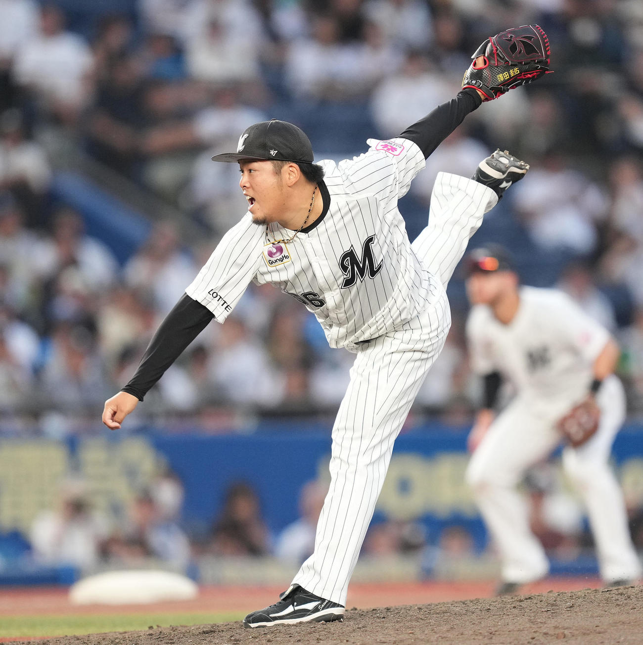 ロッテ対西武　9回表から5番手で登板したロッテ沢田（撮影・鈴木みどり）