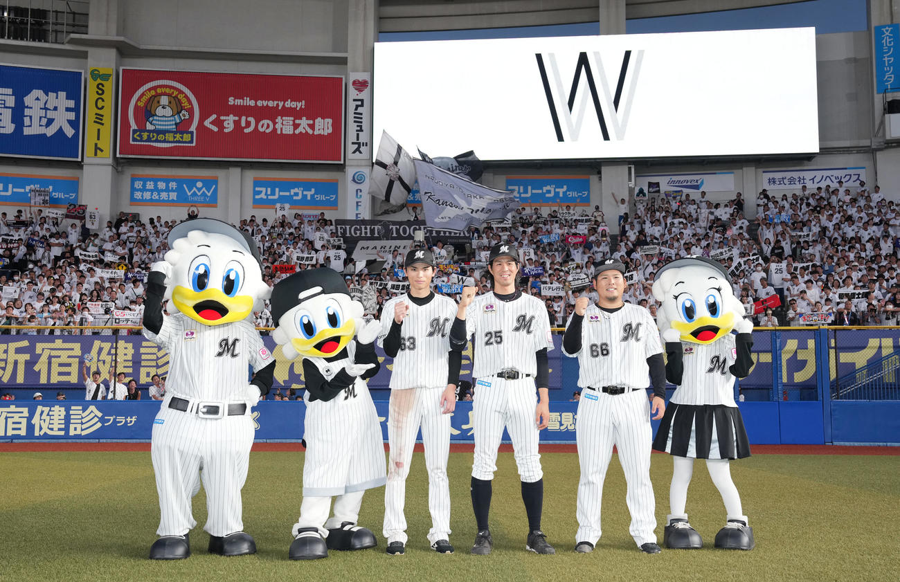 ロッテ対西武　西武に勝利し、ファンをバックに記念撮影するロッテの、左から和田、岡、沢田（撮影・鈴木みどり）