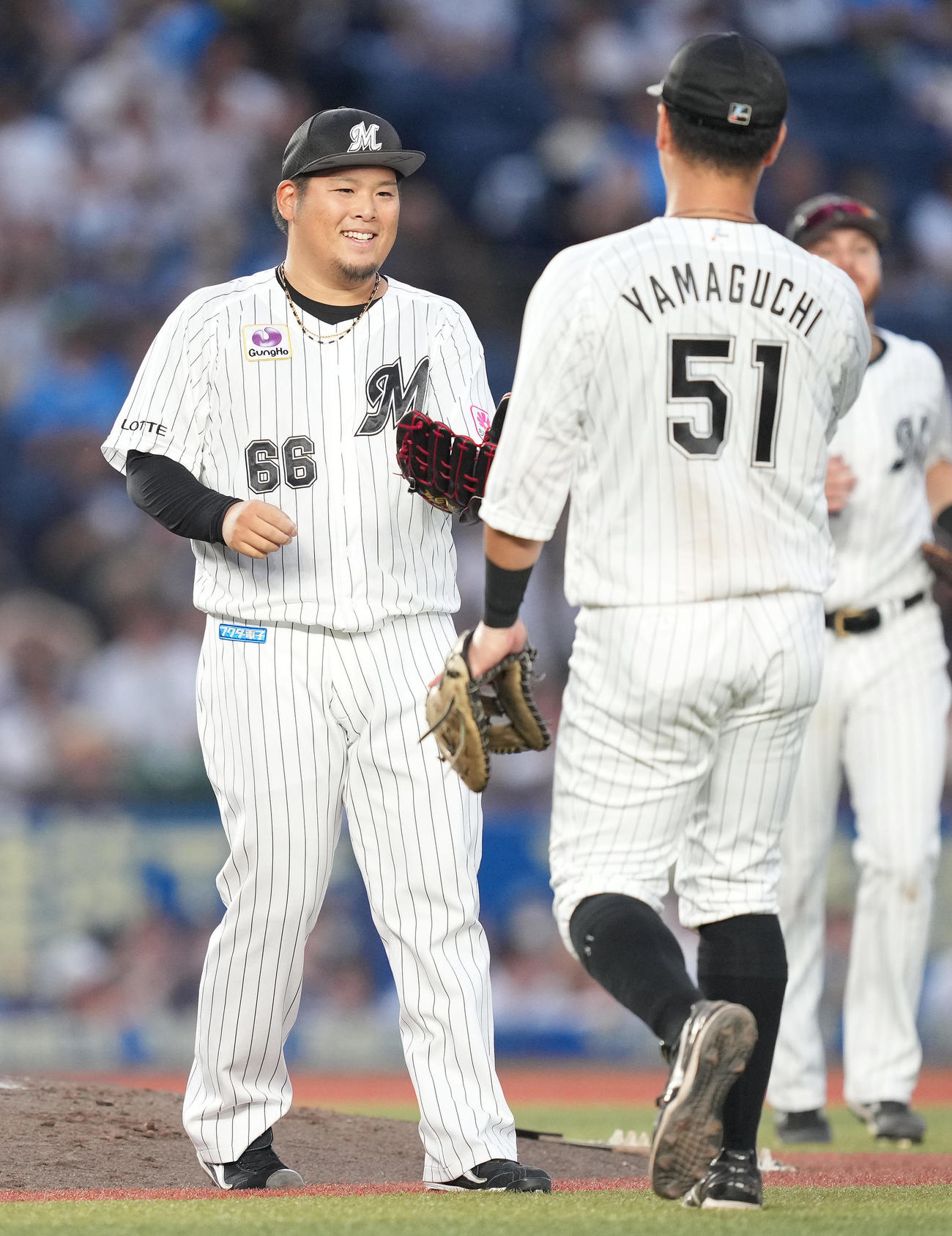 ロッテ対西武　西武に勝利し、プロ初セーブのロッテ沢田（左）は山口からウイニングボールを受け取る（撮影・鈴木みどり）