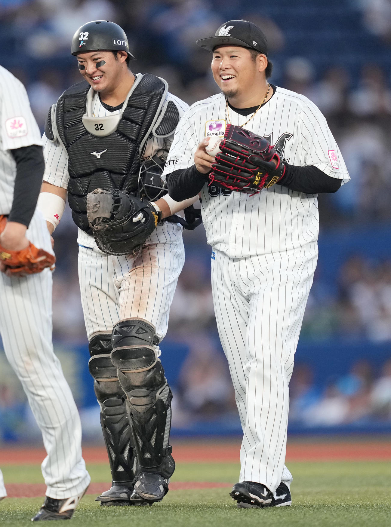 ロッテ対西武　西武に勝利し、プロ初セーブのロッテ沢田（右）は佐藤都と笑顔（撮影・鈴木みどり）