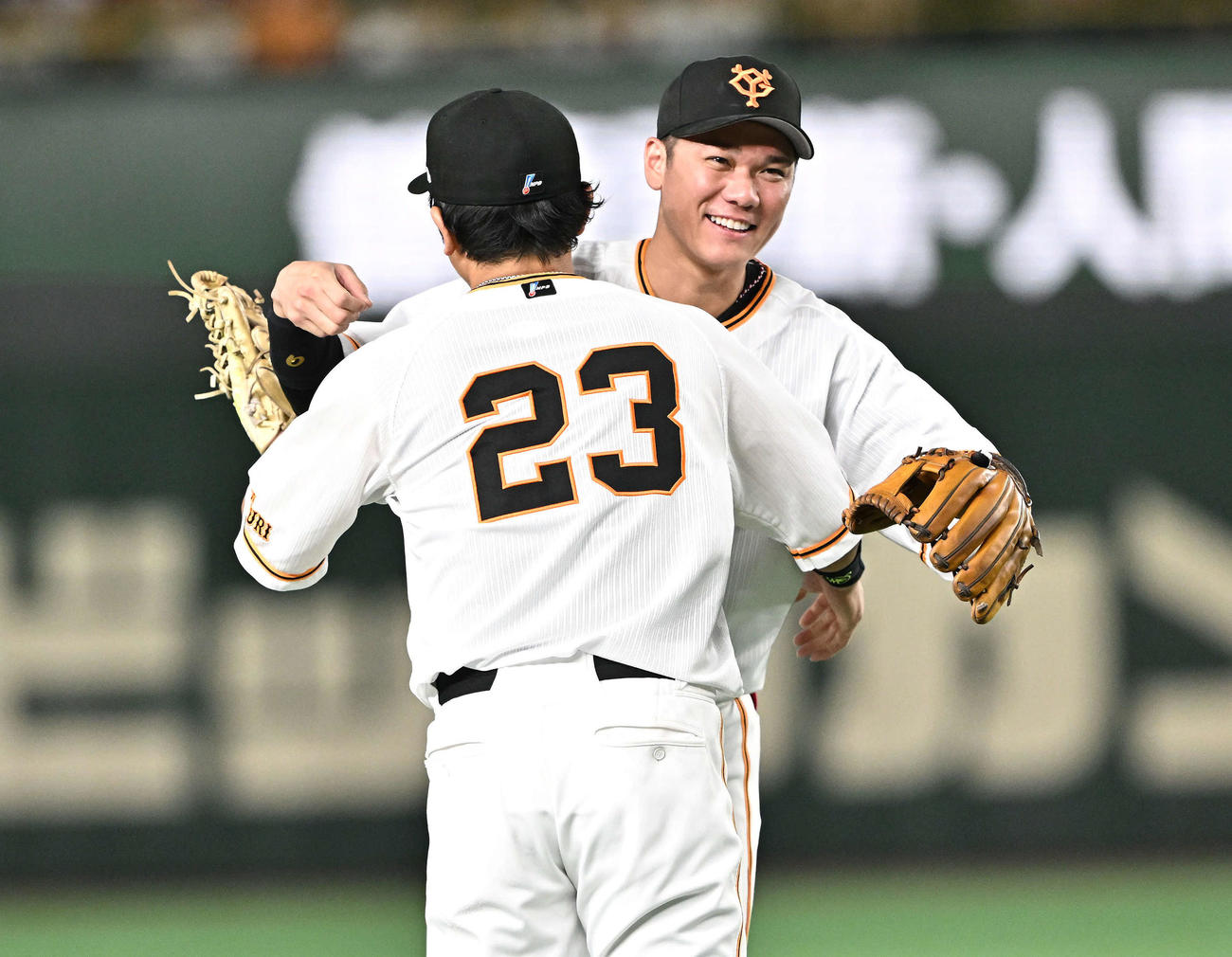 巨人対ヤクルト　6回表、交代する巨人三塁手松田（手前）と抱き合う遊撃手坂本（撮影・滝沢徹郎）