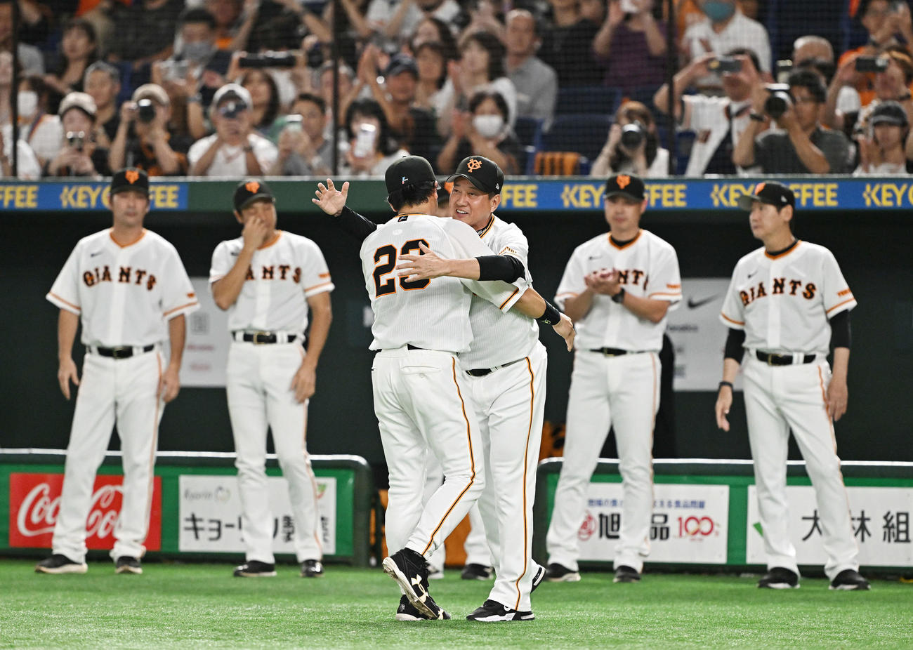 巨人対ヤクルト　6回表、交代する巨人三塁手松田（手前左）と抱き合う原監督（撮影・滝沢徹郎）