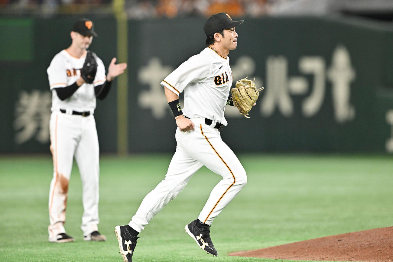 巨人対ヤクルト　6回表、交代を告げられベンチへ引き揚げる巨人三塁手松田（手前）（撮影・滝沢徹郎）