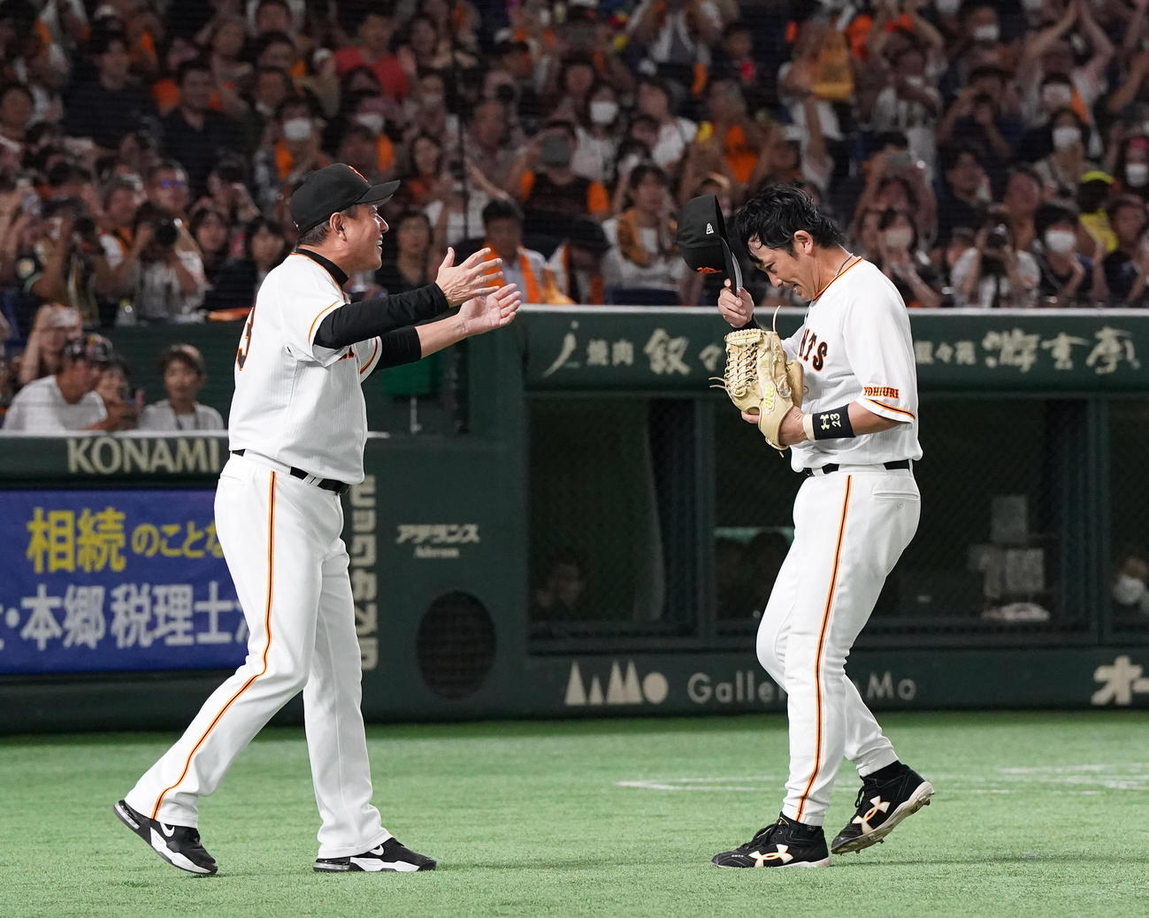 巨人対ヤクルト　6回表、交代し、原監督（左）に迎えられる松田（撮影・狩俣裕三）