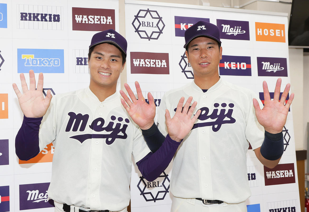 立大対明大　通算10勝目の明大・蒔田（左）と通算10本塁打の上田希は笑顔で記念撮影（撮影・足立雅史）