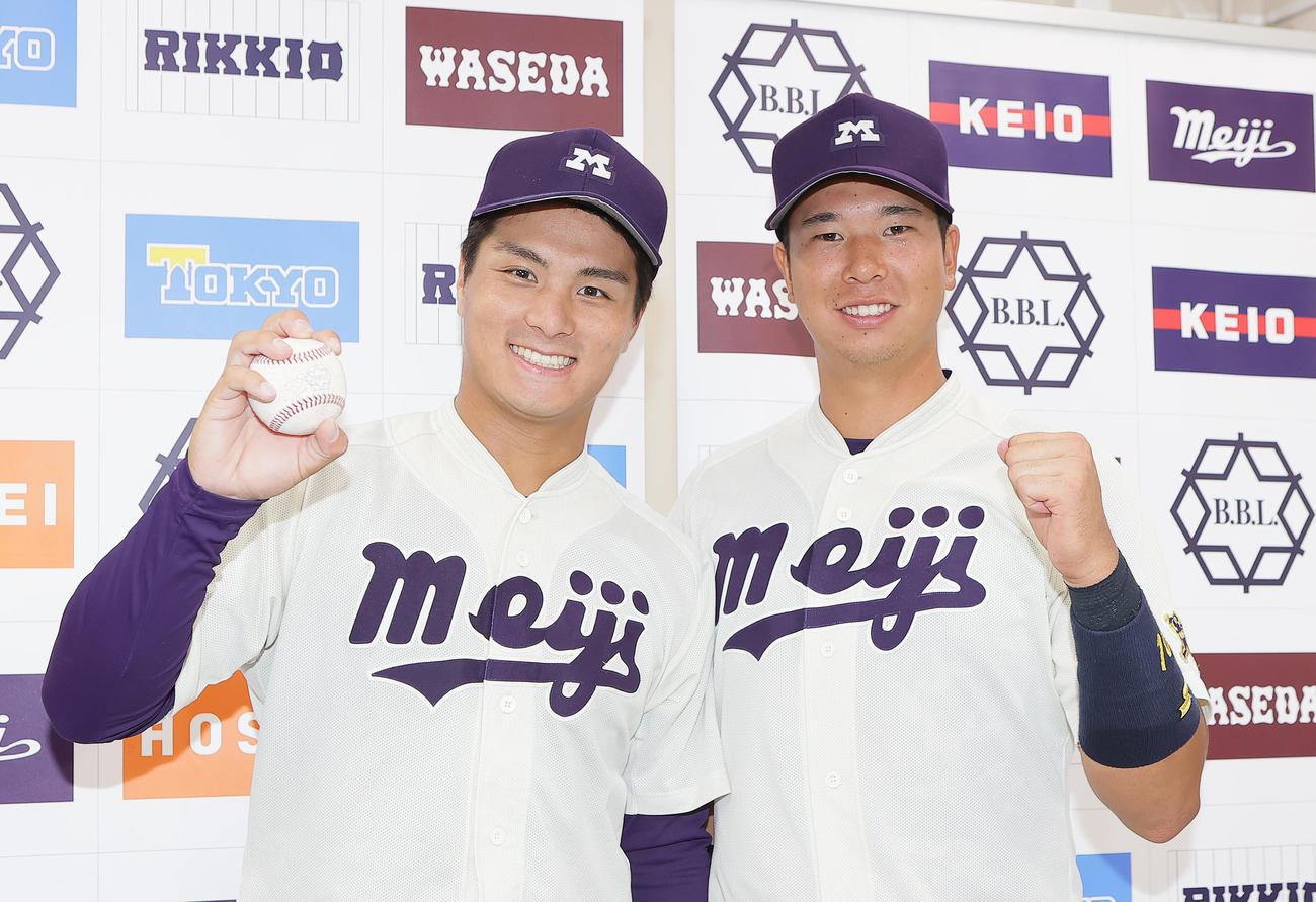 立大対明大　笑顔で記念撮影に臨む明大の蒔田（左）と上田希（撮影・足立雅史）
