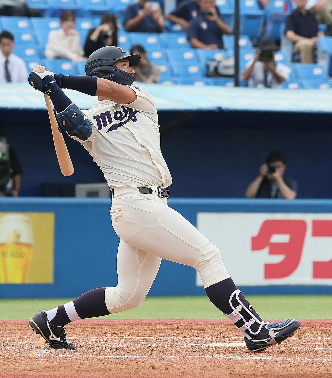 立大対明大　3回裏明大2死二塁、上田希は右越え2点本塁打を放つ（撮影・足立雅史）