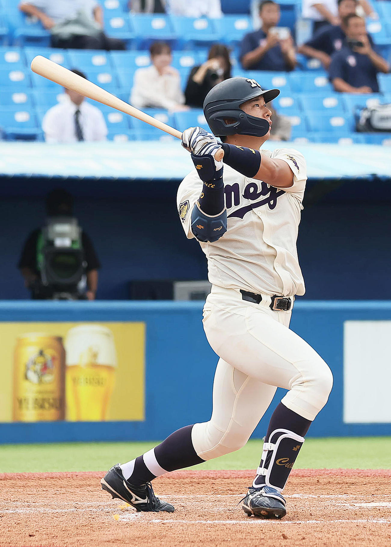 立大対明大　3回裏明大2死二塁、上田希は右越え2点本塁打を放つ（撮影・足立雅史）