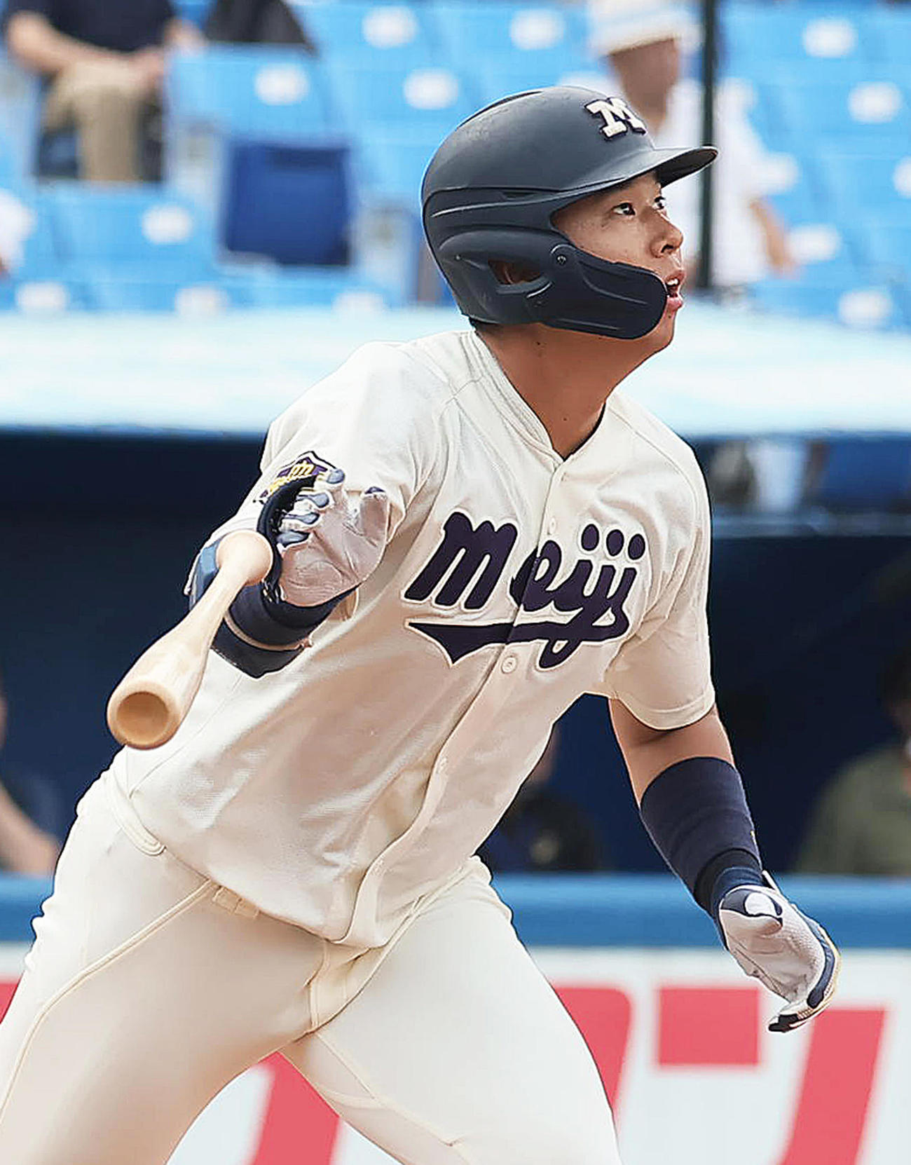 立大対明大　3回裏明大2死二塁、上田希は右越え2点本塁打を放つ（撮影・足立雅史）