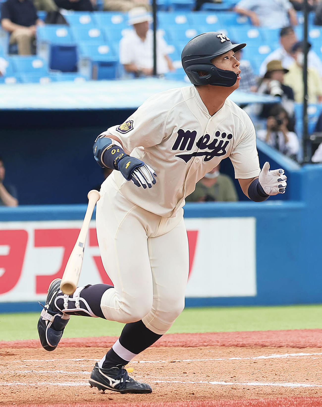 立大対明大　3回裏明大2死二塁、上田希は右越え2点本塁打を放つ（撮影・足立雅史）