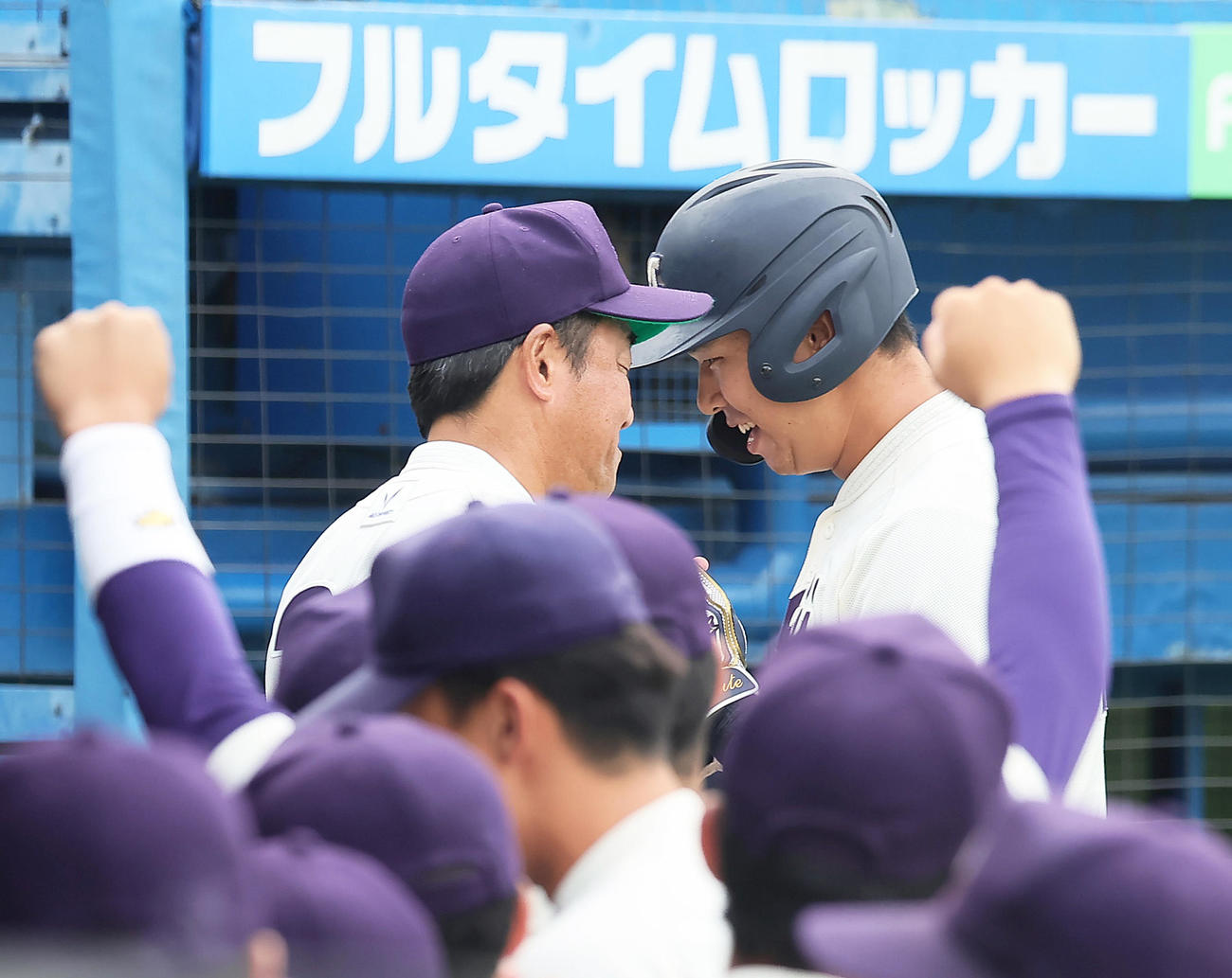 立大対明大　3回裏明大2死二塁、上田希（右）は右越え2点本塁打を放ち笑顔（撮影・足立雅史）