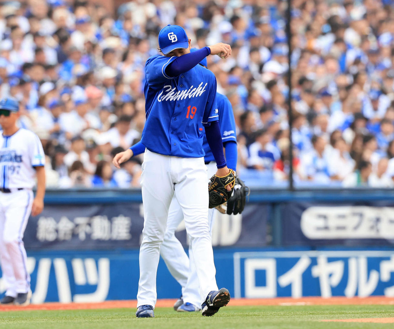 DeNA対中日　2回裏DeNA無死、林に内野安打を許し汗をぬぐう高橋宏（撮影・浅見桂子）