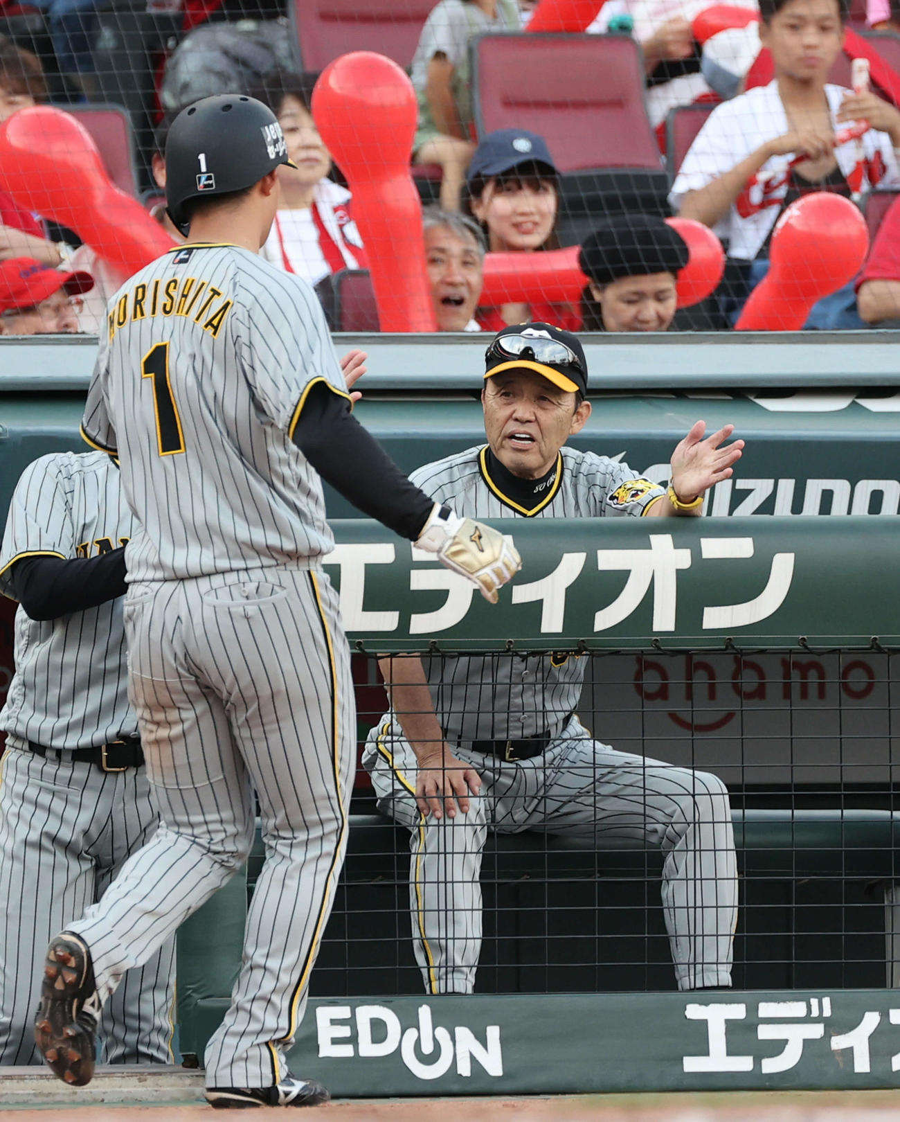 広島対阪神　7回表阪神1死満塁、坂本の中前適時打で生還した森下を迎える岡田監督（撮影・加藤孝規）