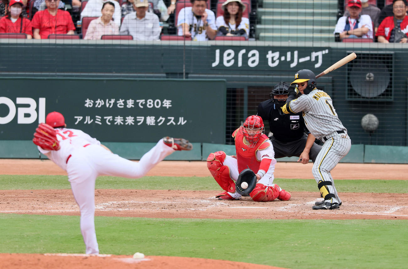 広島対阪神　3回表阪神無死一、二塁、森下は四球を選ぶ。投手は大瀬良（撮影・加藤哉）