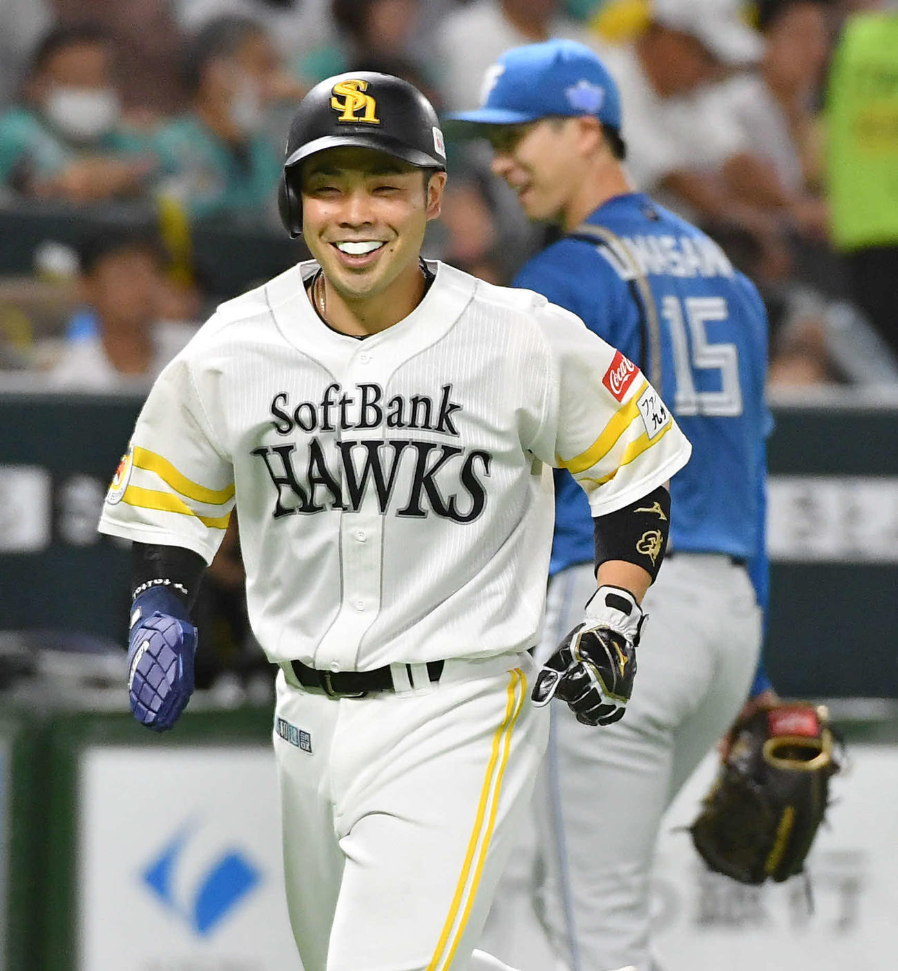 ソフトバンク対日本ハム　1回裏を終え、上沢（右）と言葉を交わして笑顔でベンチへ戻る近藤（撮影・岩下翔太）