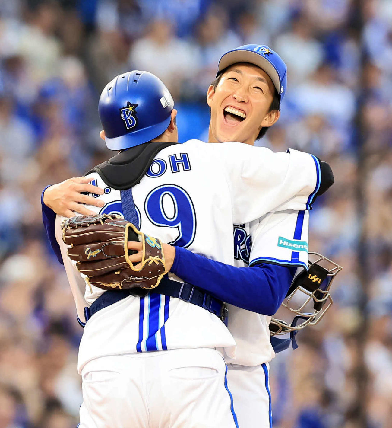 DeNA対中日　完封勝利のDeNA大貫（右）は伊藤と抱き合って喜ぶ（撮影・浅見桂子）