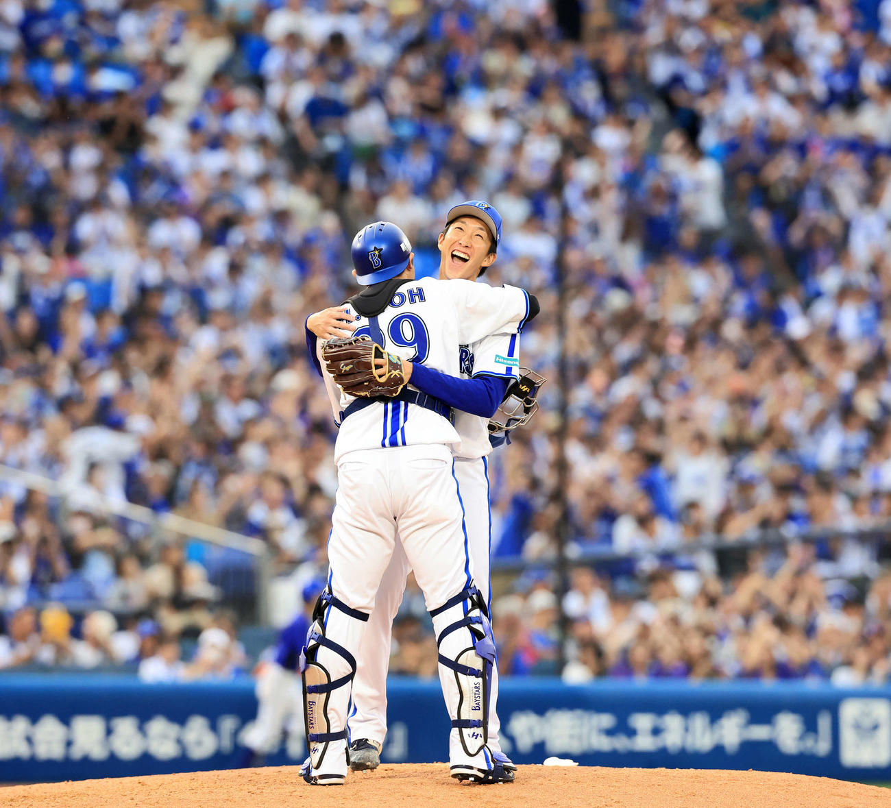 DeNA対中日　完封勝利を決めたDeNA大貫（奥）は、伊藤と抱き合って喜ぶ（撮影・浅見桂子）