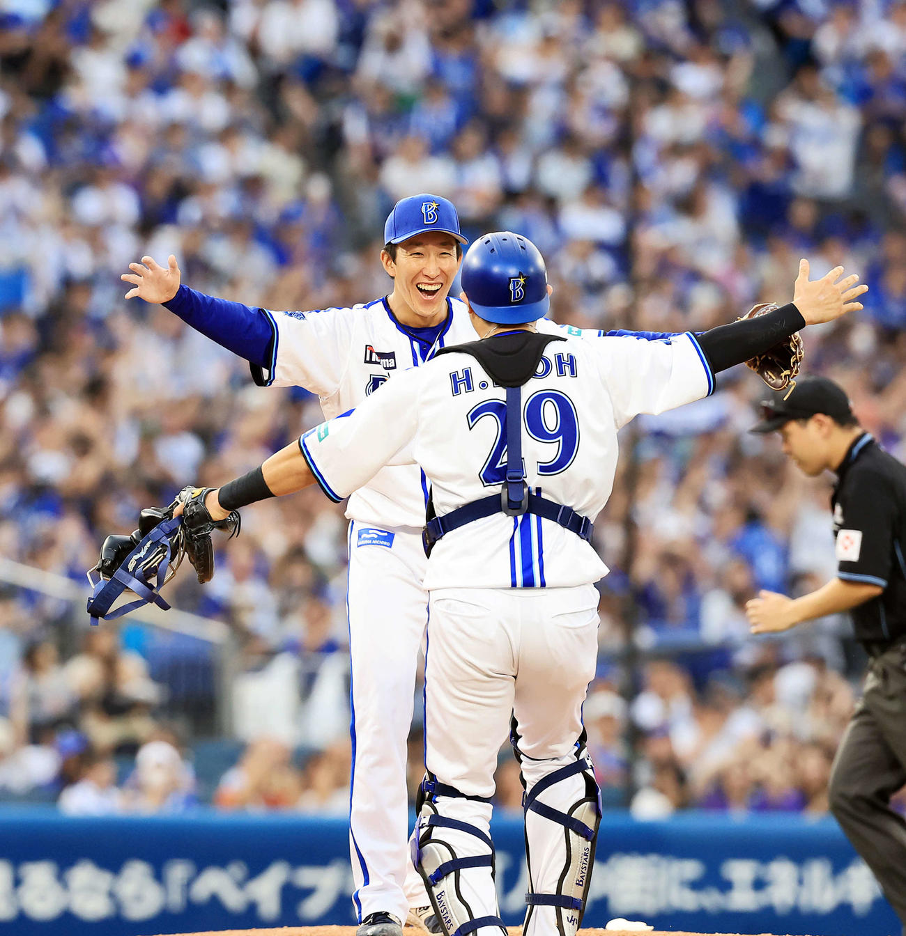 DeNA対中日　完封勝利を決めたDeNA大貫（奥）は、伊藤と抱き合って喜ぶ（撮影・浅見桂子）