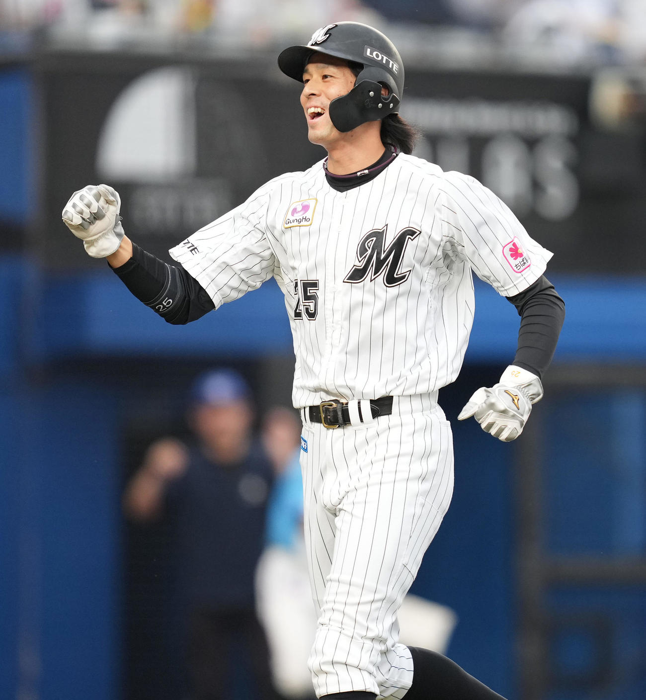 ロッテ対西武　7回裏を終え、左2点適時打を放ったロッテ岡は笑顔でベンチへ戻る（撮影・鈴木みどり）