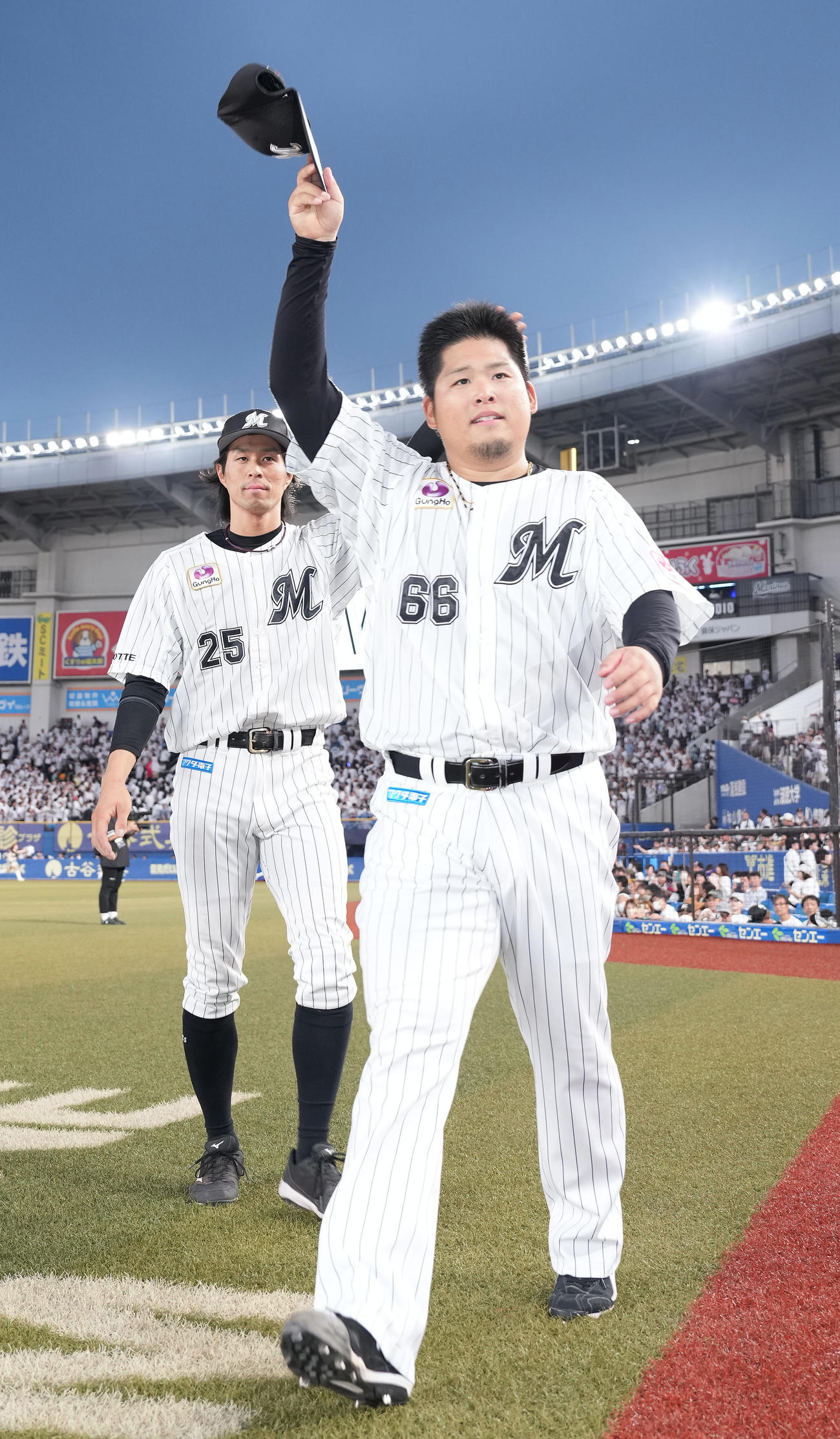 ロッテ対西武　西武に勝利し、ファンの声援に応えるロッテ沢田。左は岡（撮影・鈴木みどり）